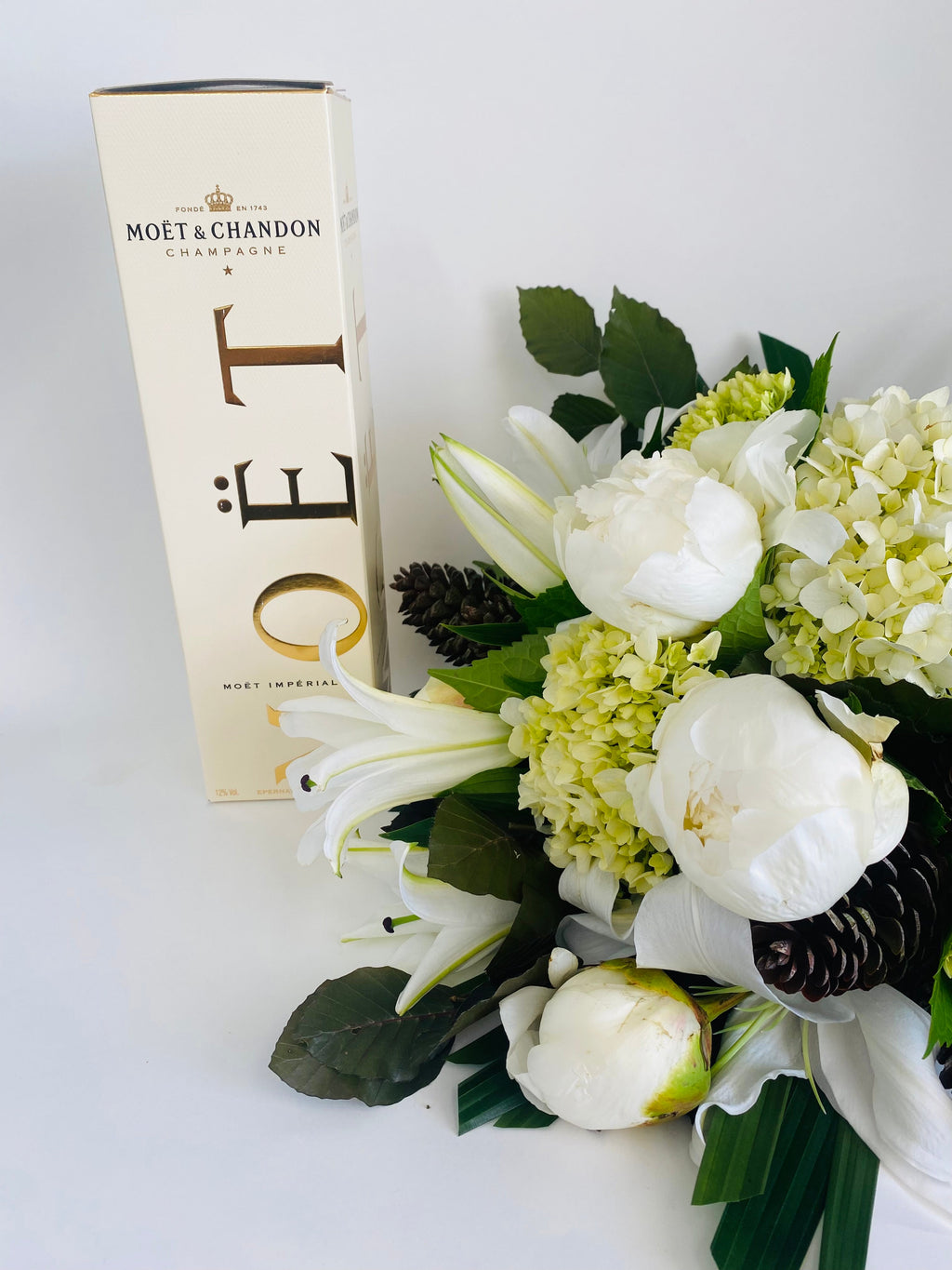 White Christmas Bouquet & Moet