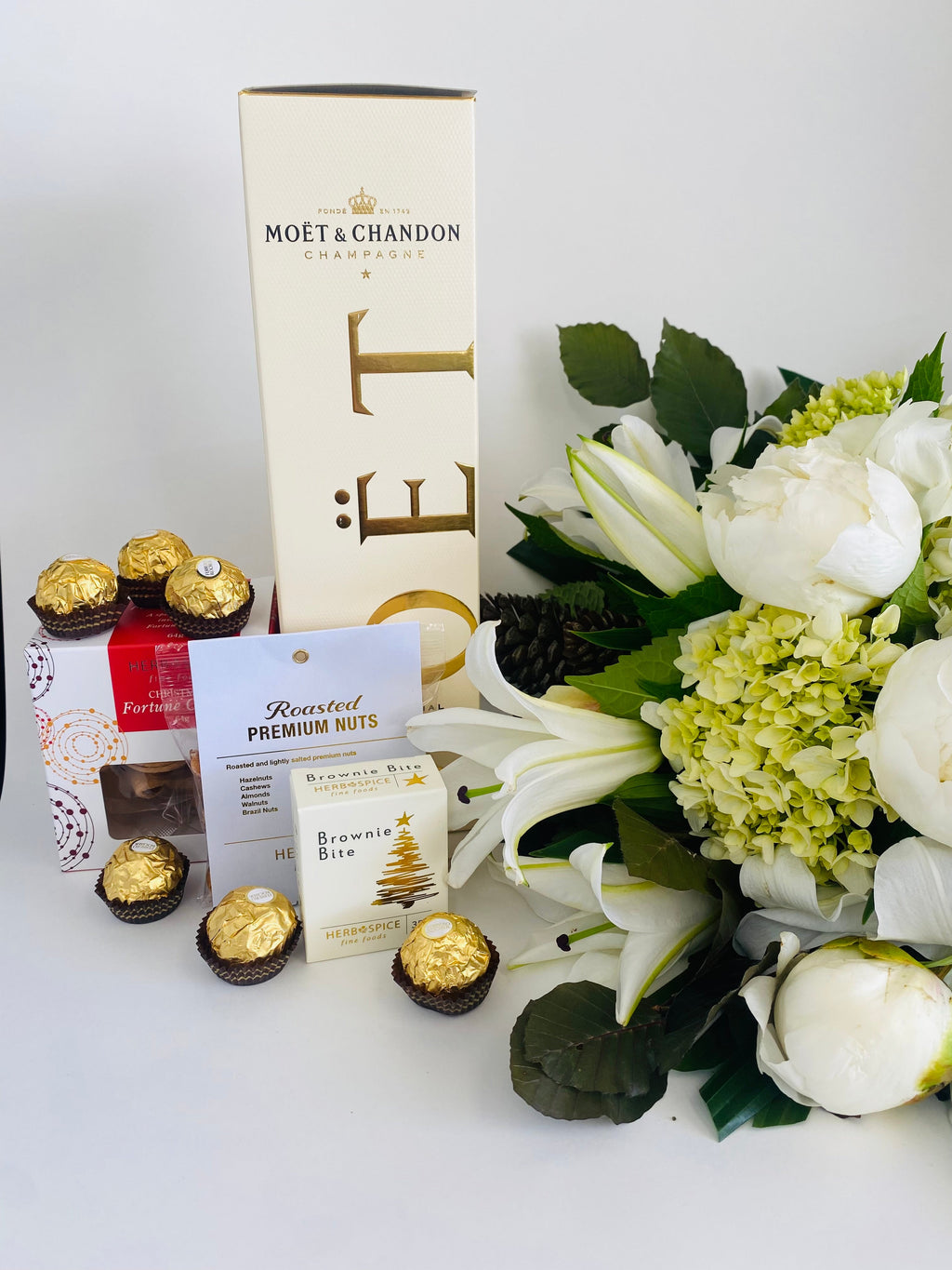 White Christmas Bouquet & Moet Gift Pack